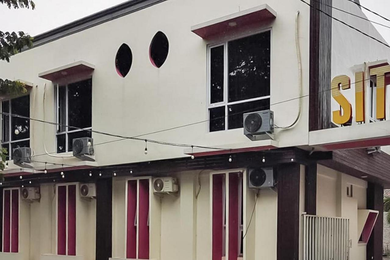 Reddoorz Plus @ Taman Madiun Eksteriør billede