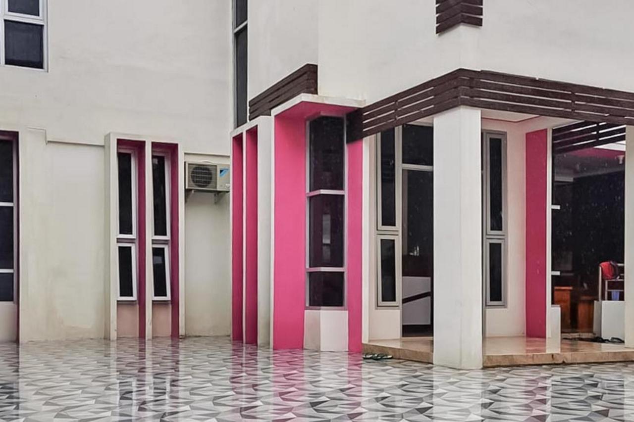 Reddoorz Plus @ Taman Madiun Eksteriør billede