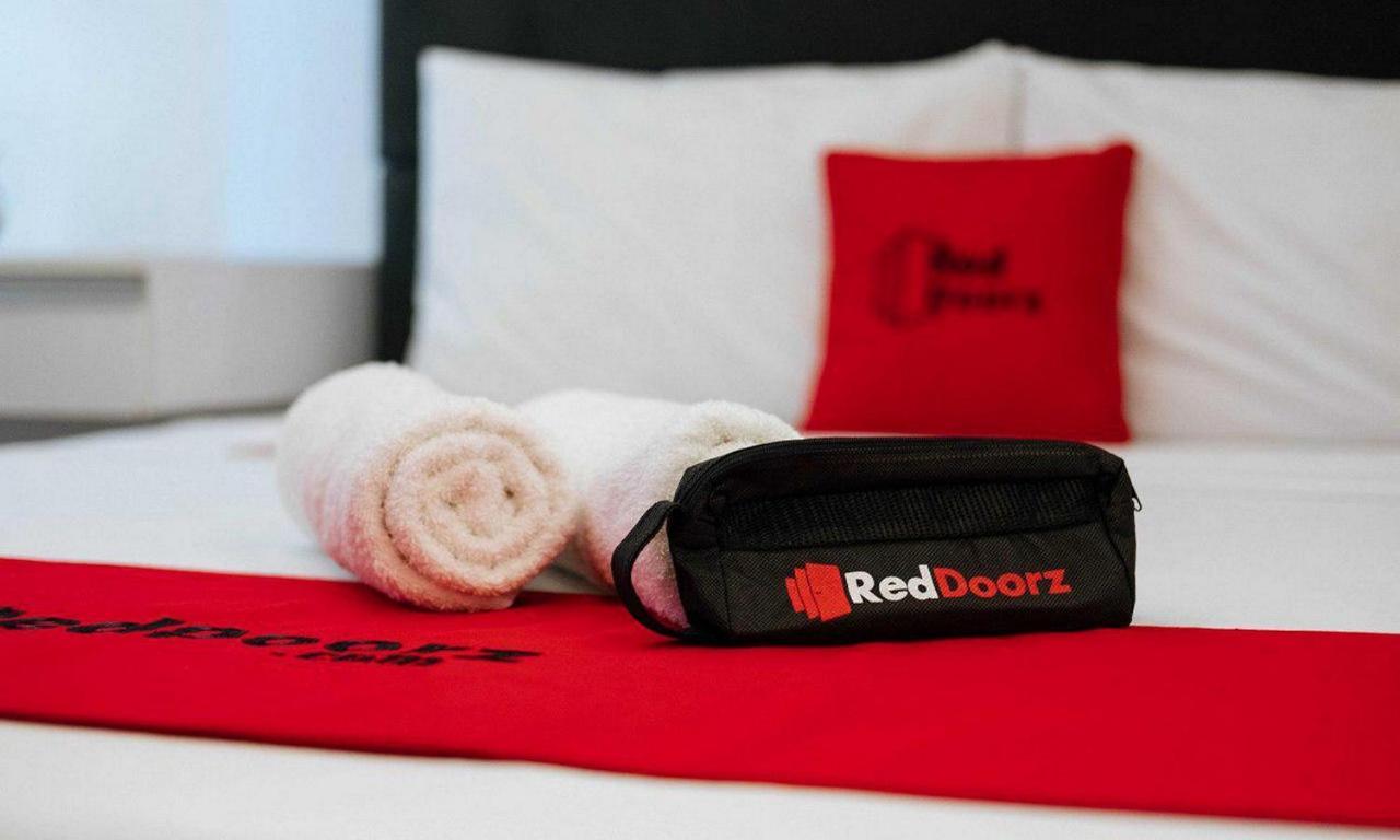 Reddoorz Plus @ Taman Madiun Eksteriør billede